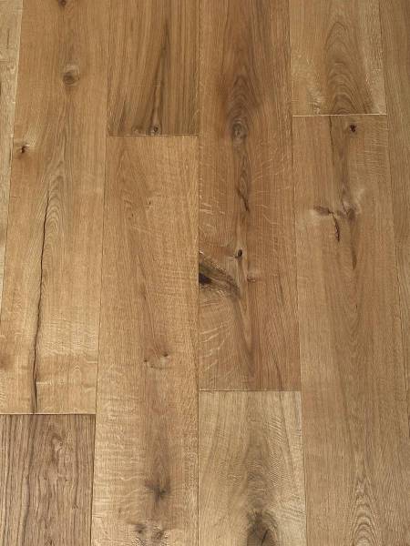 Parquet en bois naturel et aspect bois brut au Pays Basque